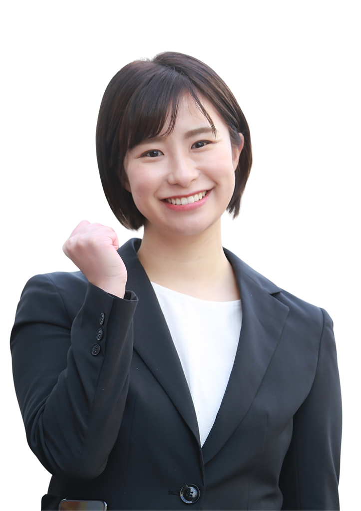 スーツ姿で笑顔の女性スタッフがガッツポーズをしている写真