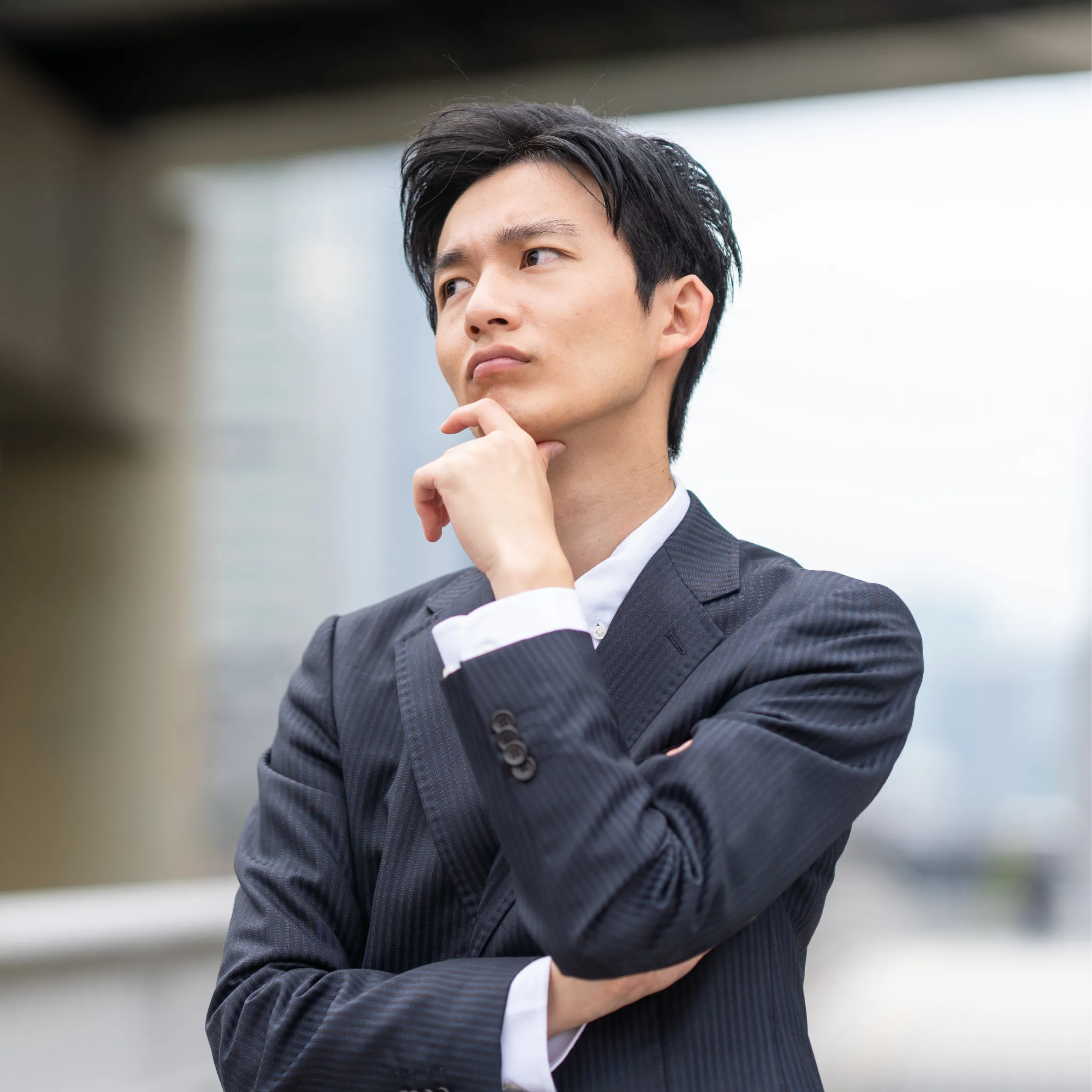 住宅ローンを検討するスーツ姿の男性。自己資金0円でもマイホーム購入を考えている様子。