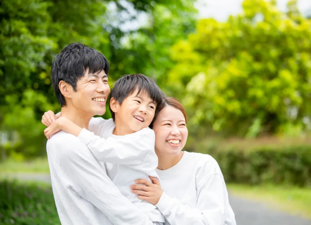 笑顔の家族の写真とともに、住宅ローン救済センターの審査通過率95.2％（2023年実績）を示す画像。