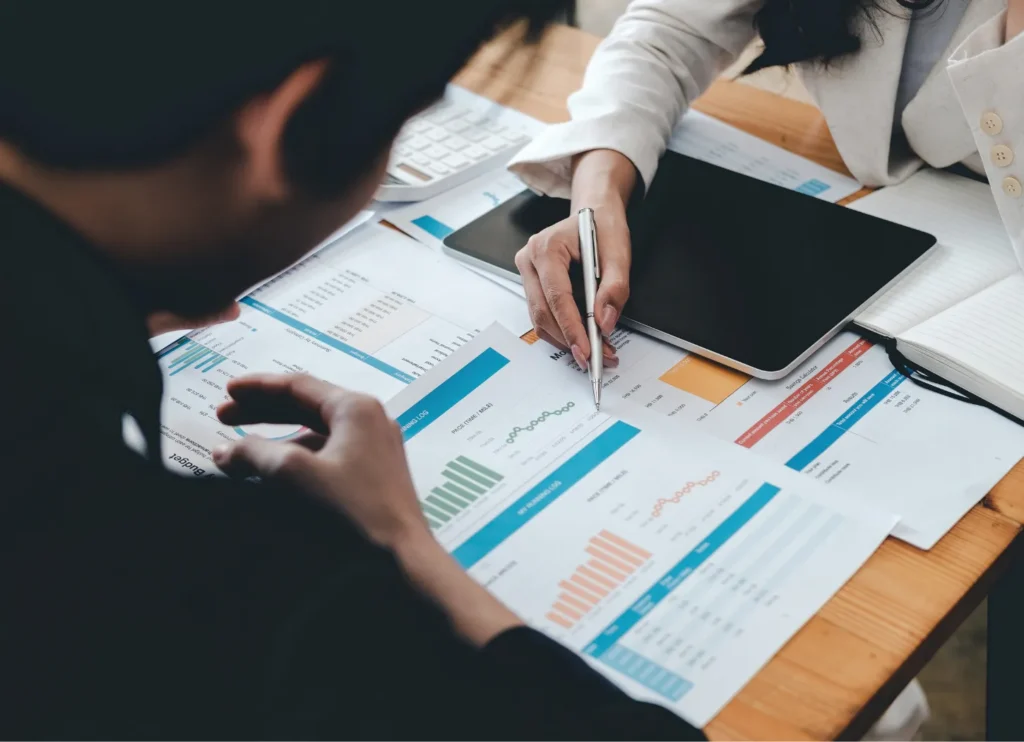 住宅ローンの相談を受ける男女の写真。専門スタッフが住宅購入を最初から最後までサポートする様子を表している。